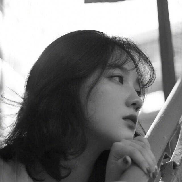 最新潮流前線(xiàn)，展現獨特個(gè)性的時(shí)尚風(fēng)采！