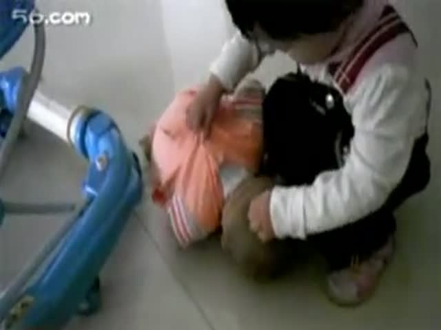 狂虐嬰兒視頻引發(fā)社會(huì )憤怒，道德和法律界限不可逾越