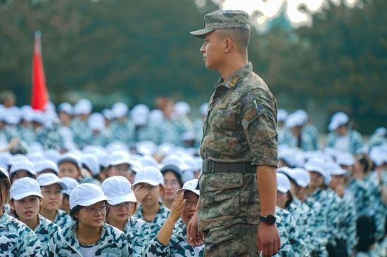 最新軍旅歌曲2024，軍歌嘹亮，情義永恒