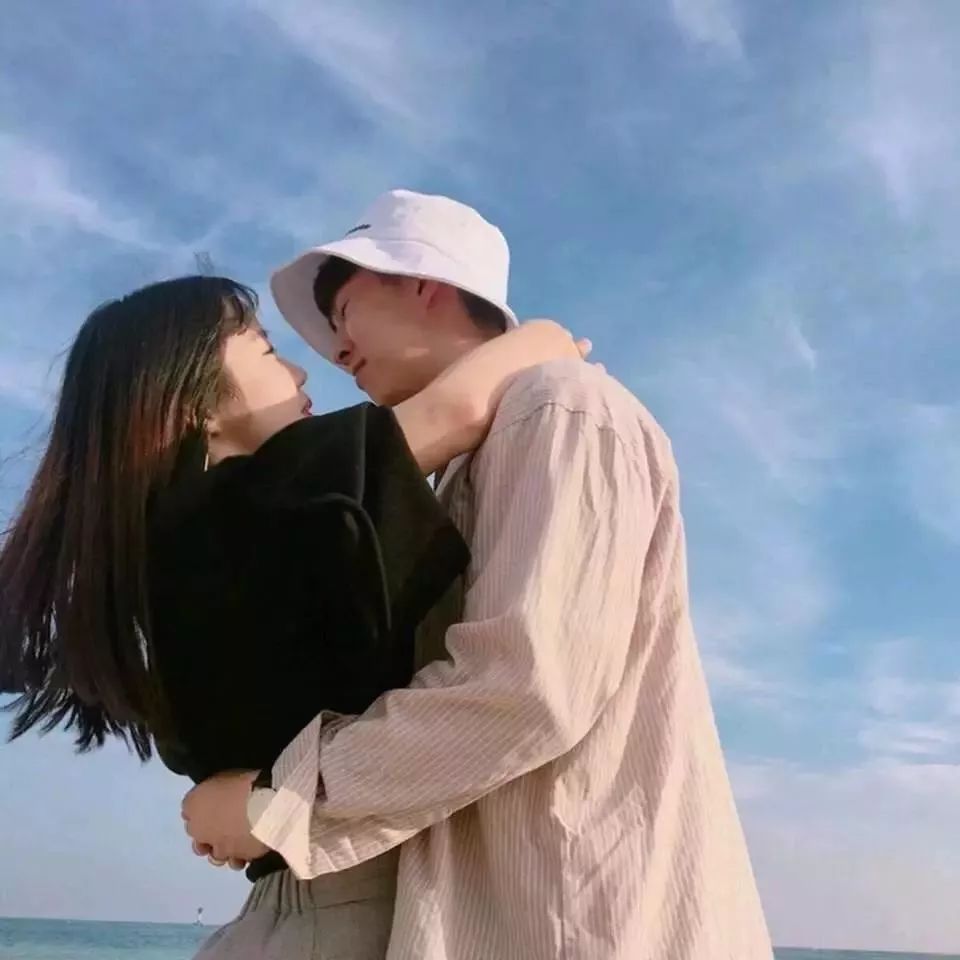自然美景中的浪漫情侶頭像之旅，最新帥氣情侶頭像精選