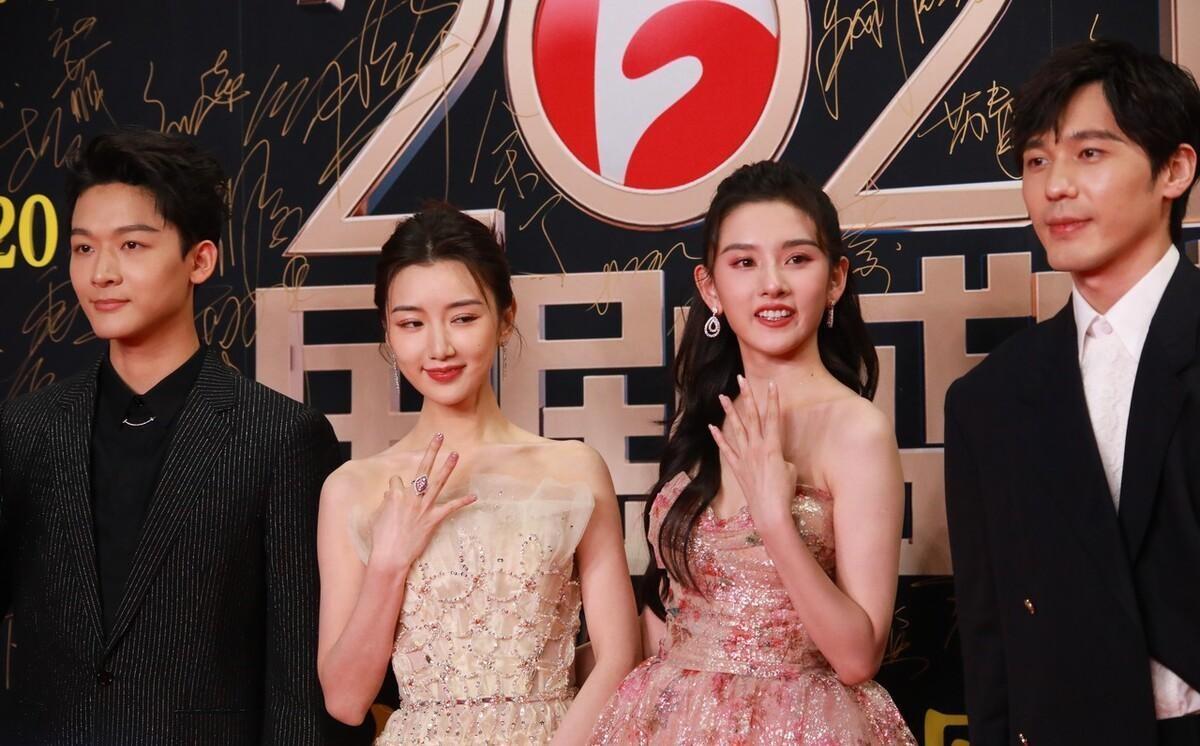 從陰影走向星光，自信力量引領(lǐng)下的黑皮膚女明星成長(cháng)之路
