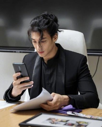 張演員男的舞臺與熒屏之旅，學(xué)習成長(cháng)與自信光芒的展現