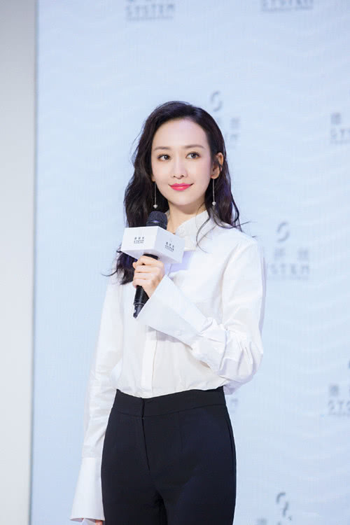 王鷗明星大偵探造型，自然美景中的心靈探索之旅