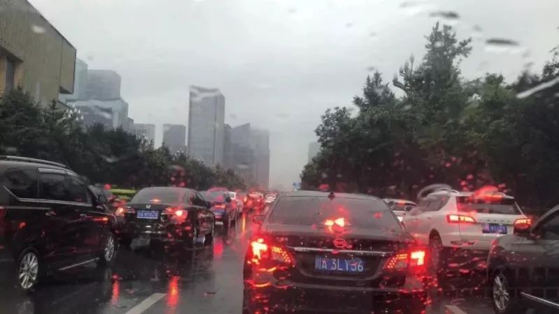 成都暴雨下的驚喜探索，小巷特色小店